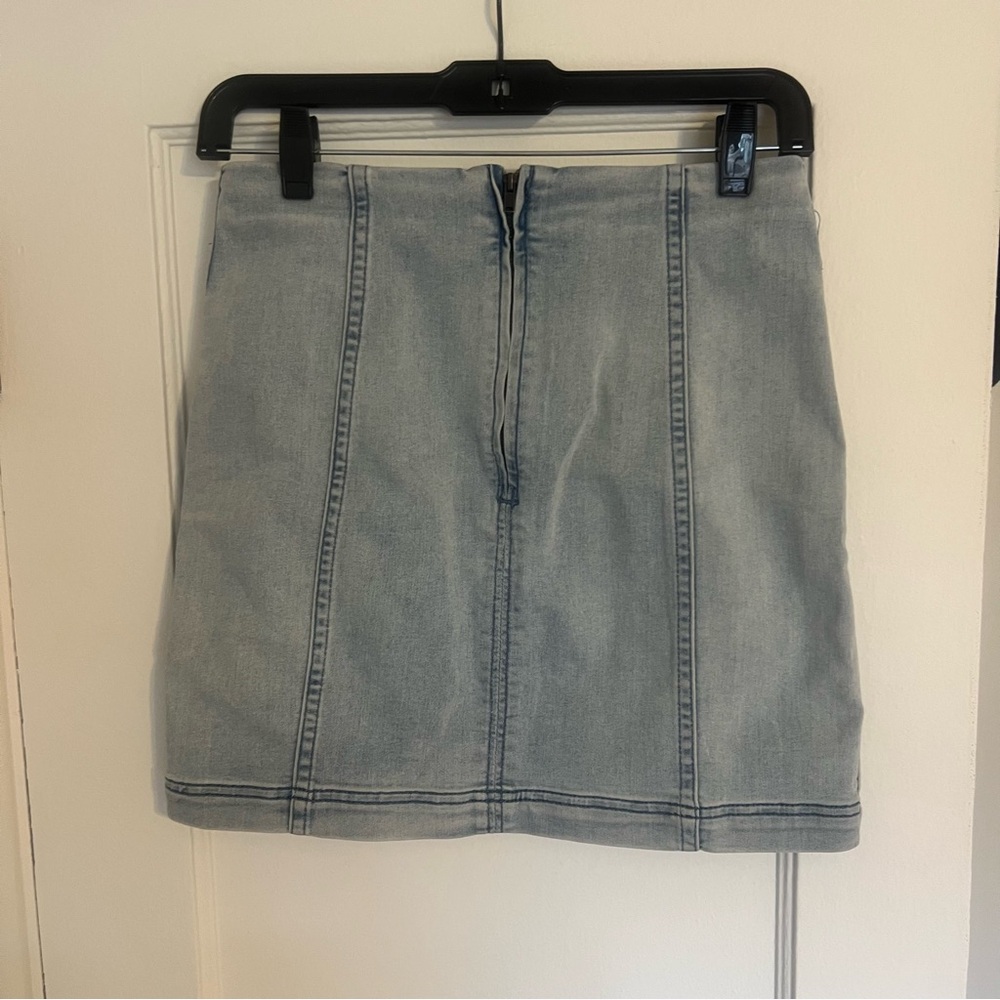 Free People Modern Femme Light Wash Denim Mini Skirt sz 4 - Picture 5 of 7